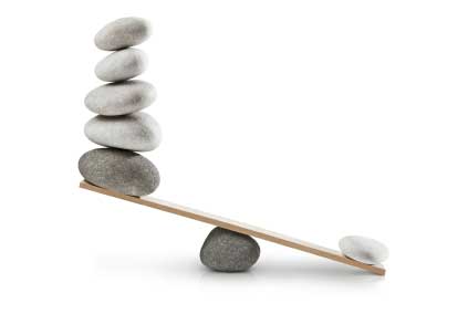 Balance von Steinen auf einer Wippe
