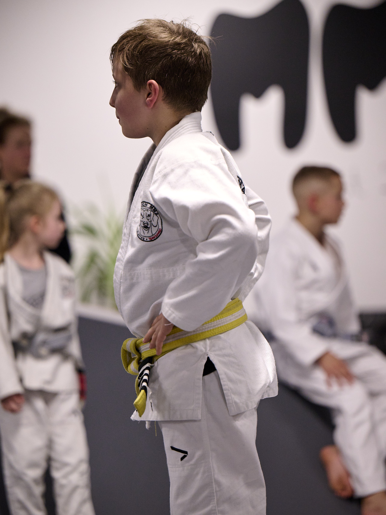 Konzentrierter Junge mit Gelbgurt beim Munich-MMA-Kindertraining