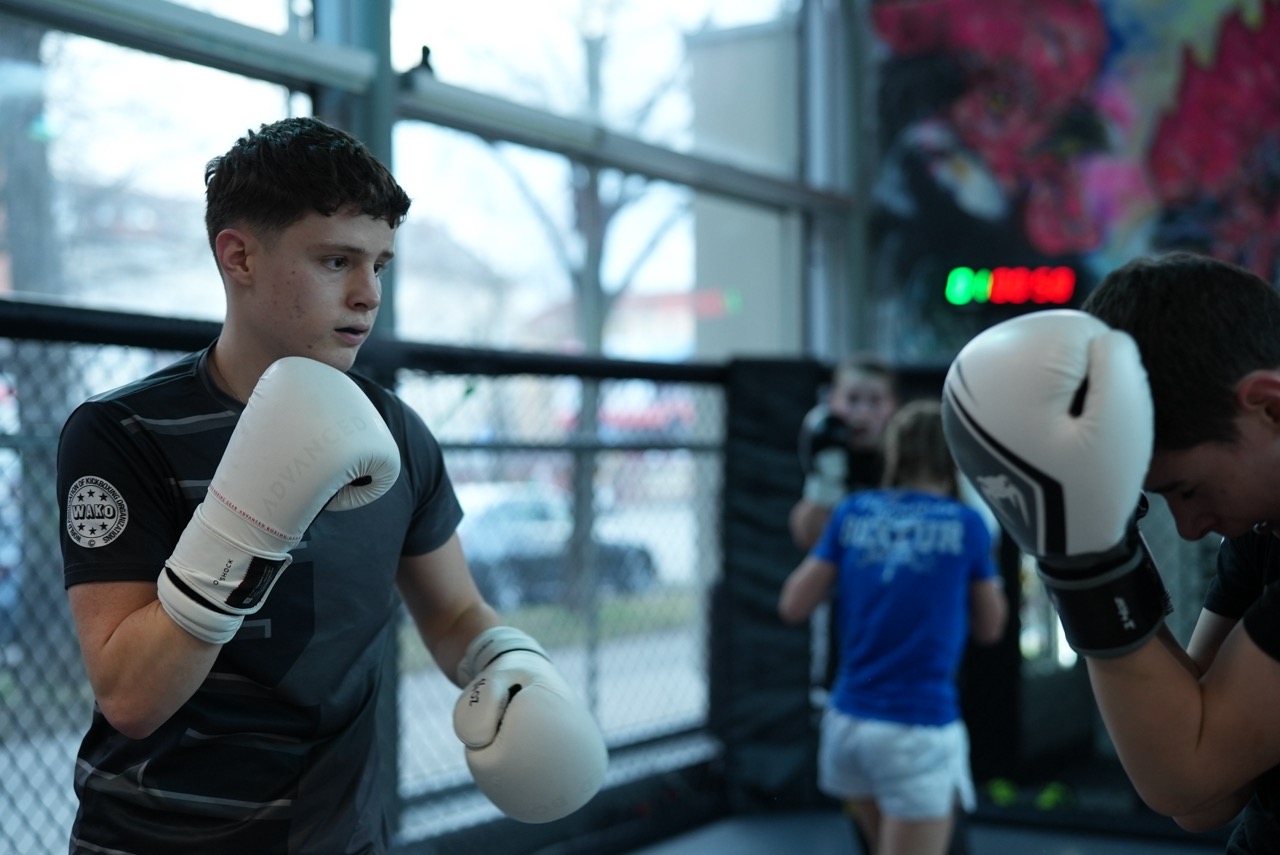 Jugendlicher beim Kickbox-Training bei Munich MMA